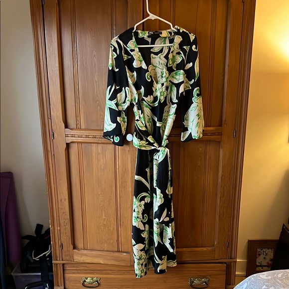 Zara Dresses & Skirts - Zara Black and Green V-Neck Sundress